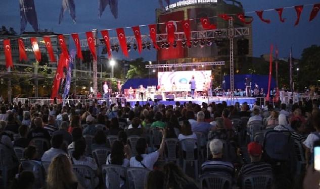 Aydın Büyükşehir Belediyesi kursiyerlerinden oluşan ritim grubu Aydınlılara doyumsuz bir gece yaşattı