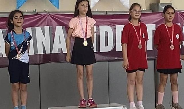 Bayraklılı sporculardan ‘Badminton’ başarısı