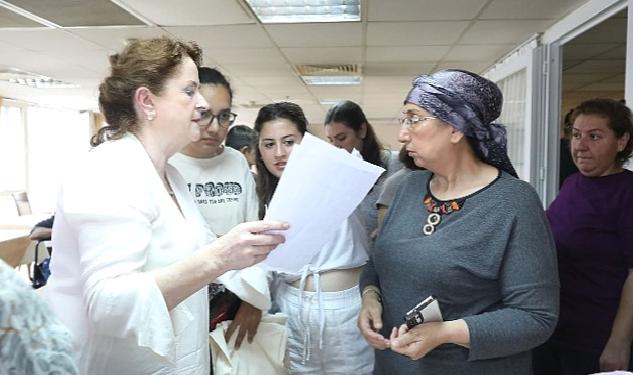 İrlandalı Öğretmenden İyilik Dersi: DEÜ Aracılığıyla Depremzedelere Yardım Ulaştırdı
