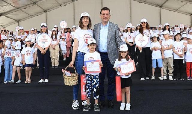 Kreş öğrencileri İmamoğlu’yla birlikte mezuniyet şapkalarını fırlattı