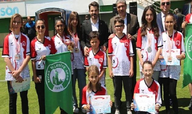 Sivas Belediyesi tarafından her yıl geleneksel olarak düzenlenen İlkokullar Arası Futbol Turnuvası sona erdi