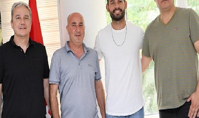 Burhaniye Belediyespor, gol kralı ile yola devam ediyor