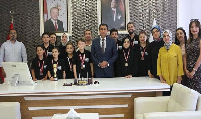 Kazandıkları kupayı İl Milli Eğitim Müdürlüğüne Hediye Ettiler