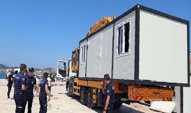 Sahildeki 22 konteyneri belediye ekipleri kaldırdı