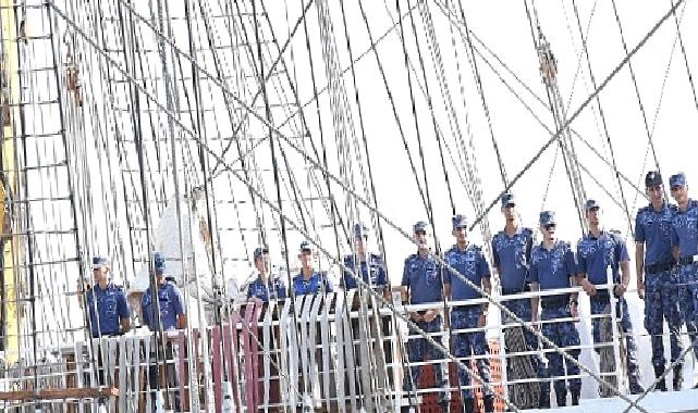 Tarihi gemiyi Torbalı Belediye bandosu karşıladı