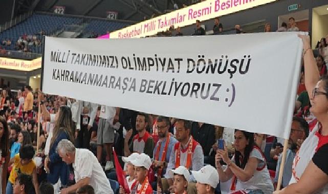 Kahramanmaraşlı çocuklar, Türkiye-Ukrayna Milli Basketbol maçında millileri desteklemek için İstanbul’daydı