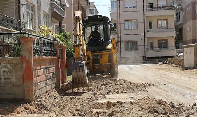 Karaman Belediyesi Fen İşleri Müdürlüğü ekipleri, Valide Sultan Mahallesi’nde kaldırım çalışması başlattı