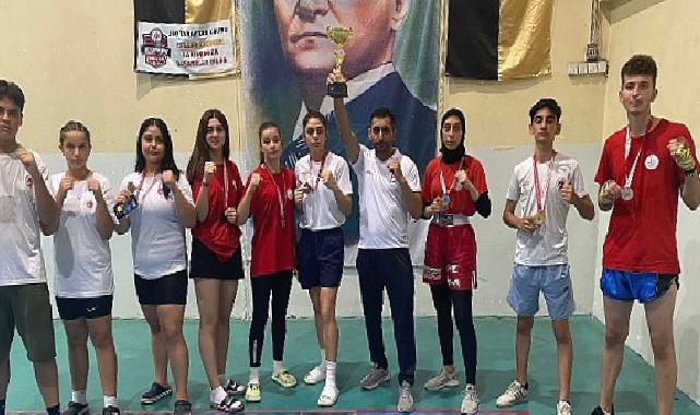Kick Boks’ta Bayraklı farkı Bayraklılı gençler iller arası şampiyonada 7 derece kazandı