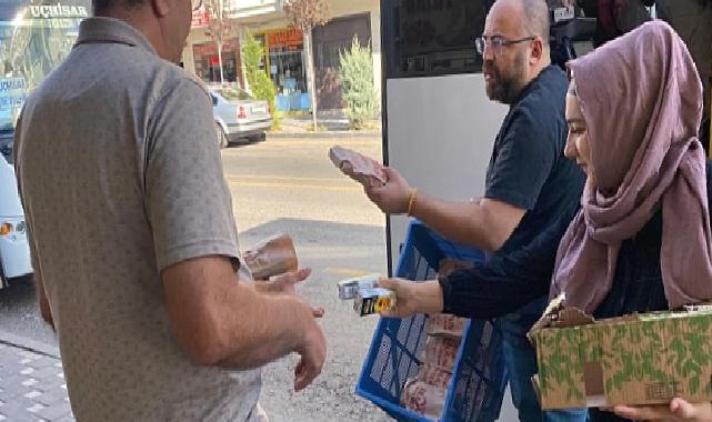Tukuaz masa ekiplerinden sabah vatandaşlara simit ve meyve suyu ikramı 