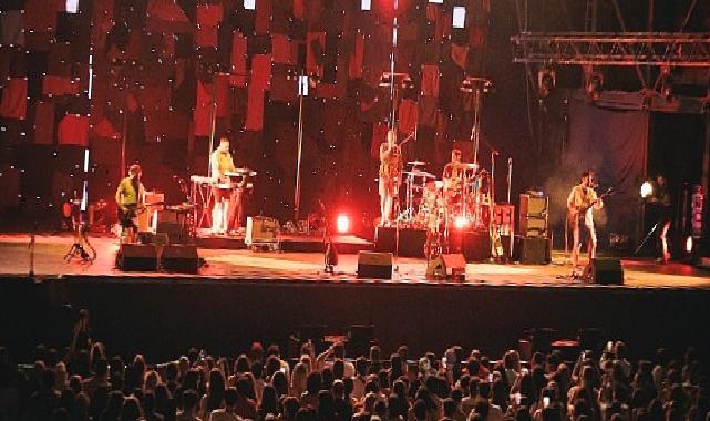 Yüzyüzeyken Konuşuruz Turkcell Vadi konserinde binlerce hayranı ile biraraya geldi