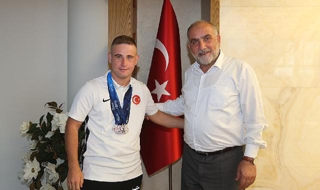 Başkan Sandıkçı, Avrupa’da Tarih Yazan Milli Sporcuyu Ağırladı