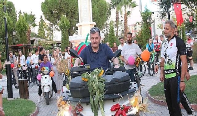 Kınık’ta Hasat Ettikleri Ürünlerle Bisikletlerini Süslediler