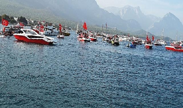 100 tekneden bayrak geçişi