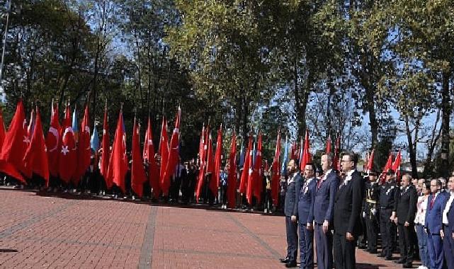 29 Ekim Cumhuriyet Bayramı’nın 100. yıldönümü kutlamaları, bugün Atatürk anıtı önünde düzenlenen çelenk sunma töreniyle başladı.