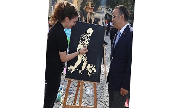 Cumhuriyetimizin 100 Yılına Özel Sonsuzluk Temalı Canlı Performans Resim Etkinliği Konak Meydanı’nda Gerçekleştirildi
