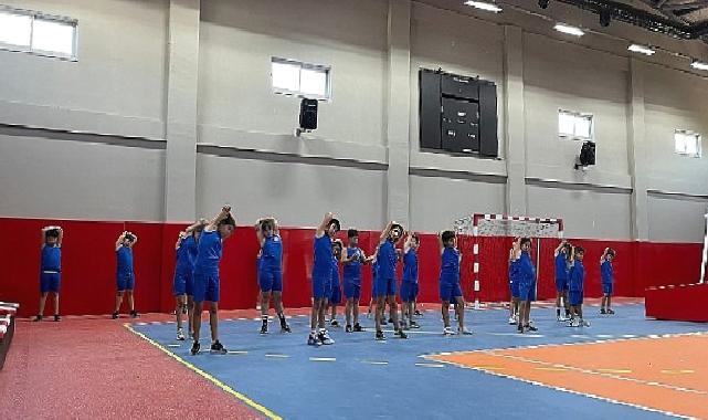Kaş Ova Spor Salonu’nda spor kursları düzenleniyor