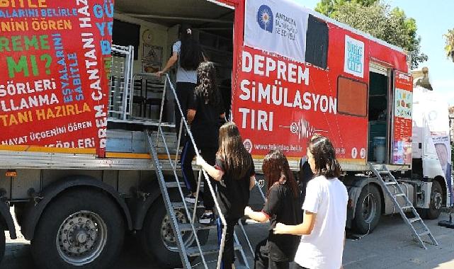 Öğrencilere Deprem Simülasyon Tırında Eğitim