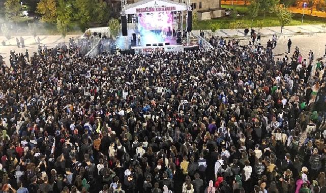 Tefo ve Seko Üniversiteli Gençleri Coşturdu