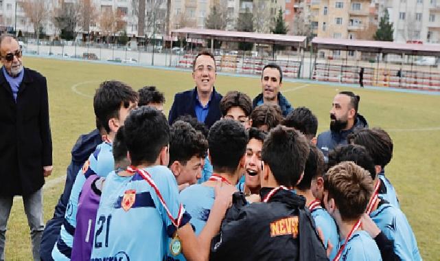 Şampiyona kupasını başkan Savran verdi 