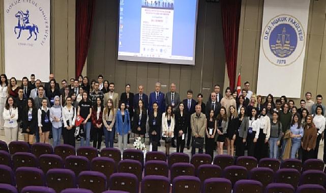 Dokuz Eylül Üniversitesi (DEÜ) ev sahipliğinde göç olgusuna ve mültecilik kavramına bilimsel bir perspektifte dikkat çekmek için düzenlenen ‘Uluslararası Göç Sempozyumu’ tamamlandı