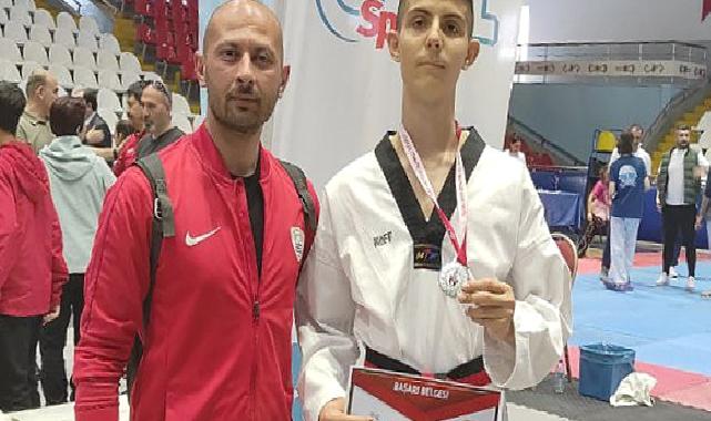 Foça Belediyespor Kulübü Taekwondo Şubesi Sporcusu Asrın Yağız Büyükyavuz, yarı final elemelerini altın madalya ile geçti