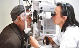 Kulakları duymayan 86 yaşındaki Cemil Amca Eşrefpaşa Hastanesi’nde tedavi oldu