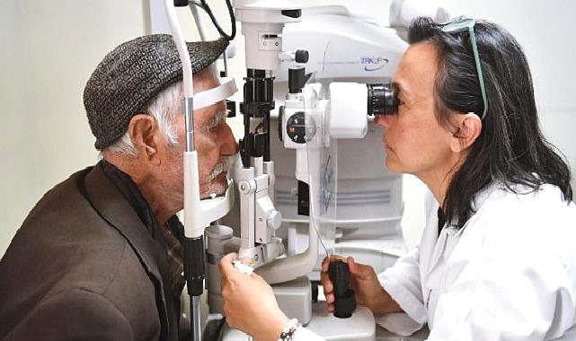 Kulakları duymayan 86 yaşındaki Cemil Amca Eşrefpaşa Hastanesi’nde tedavi oldu
