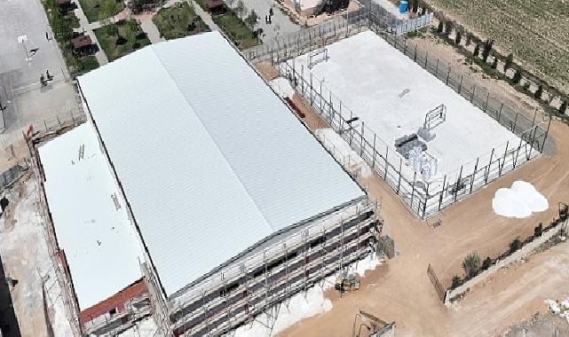 Selçuklu Belediyesi tarafından Selçuklu Fen Lisesi’ne kazandırılacak olan kapalı spor salonu ve suni çim sahanın yapımı devam ediyor