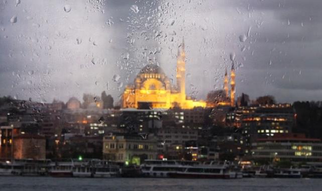 AKOM verilerine göre, İstanbul genelinde hafta sonu yer yer kuvvetli sağanak yağmur geçişlerinin yaşanması bekleniyor