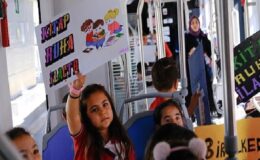 Antray küçük kitapseverleri ağırladı Öğrenciler tramvayda kitap okudu