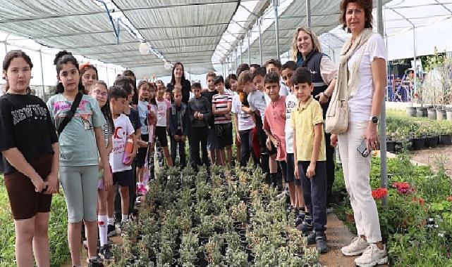 Efeler Cumhuriyet İlkokulu’nun öğrencileri ve öğretmenleri, derslerini Aydın Büyükşehir Belediyesi’nin Mimar Sinan Mahallesi’ndeki fidanlığında işledi