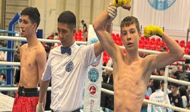Efes Selçuk Belediyesi’nin desteğiyle 1. Uluslararası Akdeniz Kickboks Şampiyonası’na katılan Efes Selçuklu sporcular, büyük bir başarıyla ilçeye döndüler