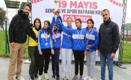 Küçükçekmece Belediyesi ve İlçe Milli Eğitim Müdürlüğü işbirliği ile okullar arası 19 Mayıs Gençlik ve Spor Bayramı kros yarışması düzenlendi