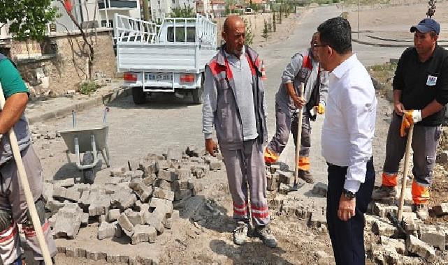 Nevşehir Belediye Başkanı Rasim Arı, Mehmet Akif Ersoy Mahallesi’nde belediye ekiplerince gerçekleştirilen yol bakım ve onarım çalışmalarını inceledi