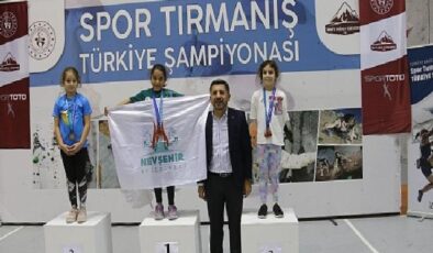 Nevşehir Belediyesi Gençlik ve Spor Kulübü sporcusu Belkıs Durmuş, Spor Tırmanış Küçükler Türkiye Şampiyonası’nda tüm rakiplerini geride bırakarak Türkiye Şampiyonu oldu.