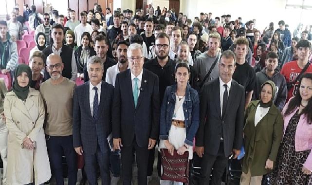Rektör Budak, Bergama MYO’da Muhasebe Uygulamaları ve Finans Laboratuvarı’nda incelemelerde bulundu