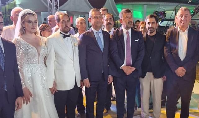 Güzelbahçe Belediye Başkanı Mustafa Günay, CHP Genel Başkanı Özgür Özel’inde katıldığı Melisa Yavaşoğlu ve Gaffar Çiçek’in düğün töreninde nikah şahitliği yaptı