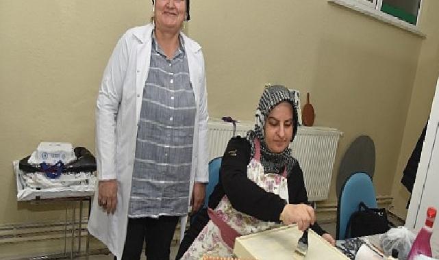 Kartepe Belediyesi bünyesinde yer alan KARMEK kurslarında Kartepeli kadınlar yeteneklerini keşfederken, geri dönüşüme de büyük katkı veriyorlar
