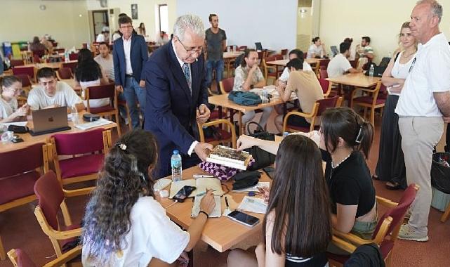 Rektör Prof. Dr. Budak, final sınavlarına hazırlanan öğrencilerle bir araya geldi