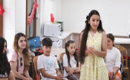 Konaklı çocuklar İngilizceyi eğlenerek öğreniyor